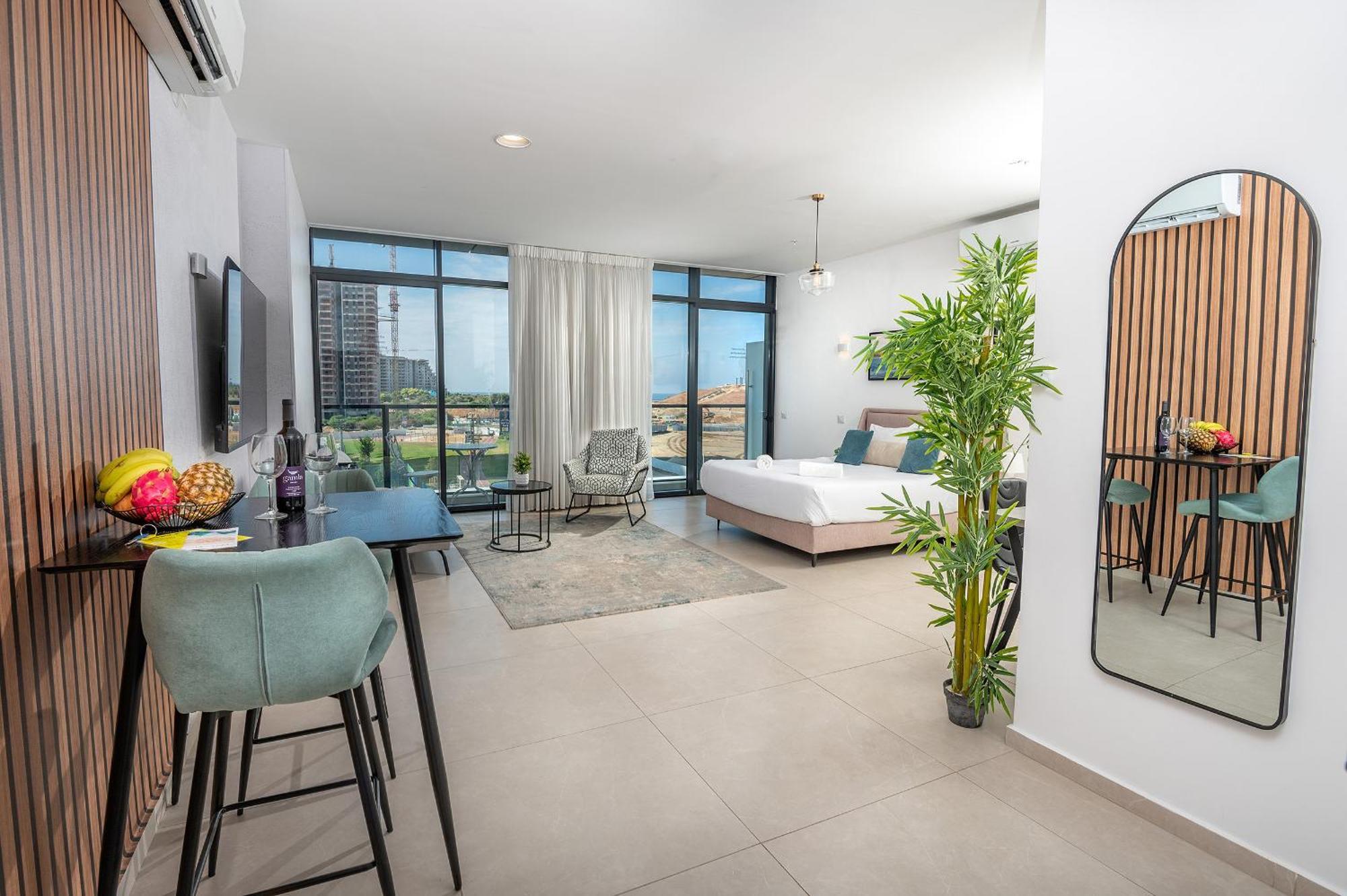 Hi-Yam Seaview Apartments & Suites - יש ממ"ד Bat Yam Exterior photo