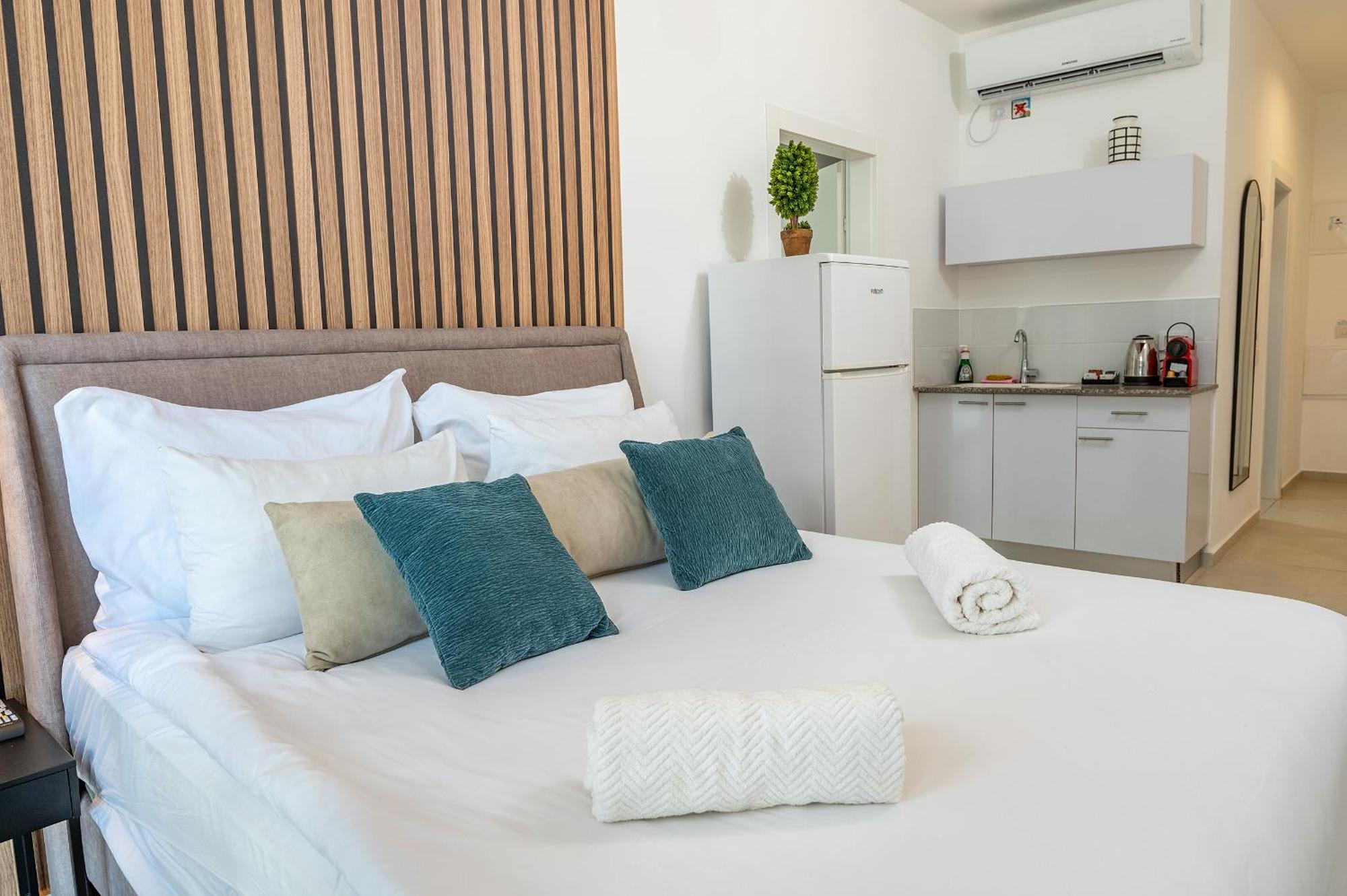 Hi-Yam Seaview Apartments & Suites - יש ממ"ד Bat Yam Room photo