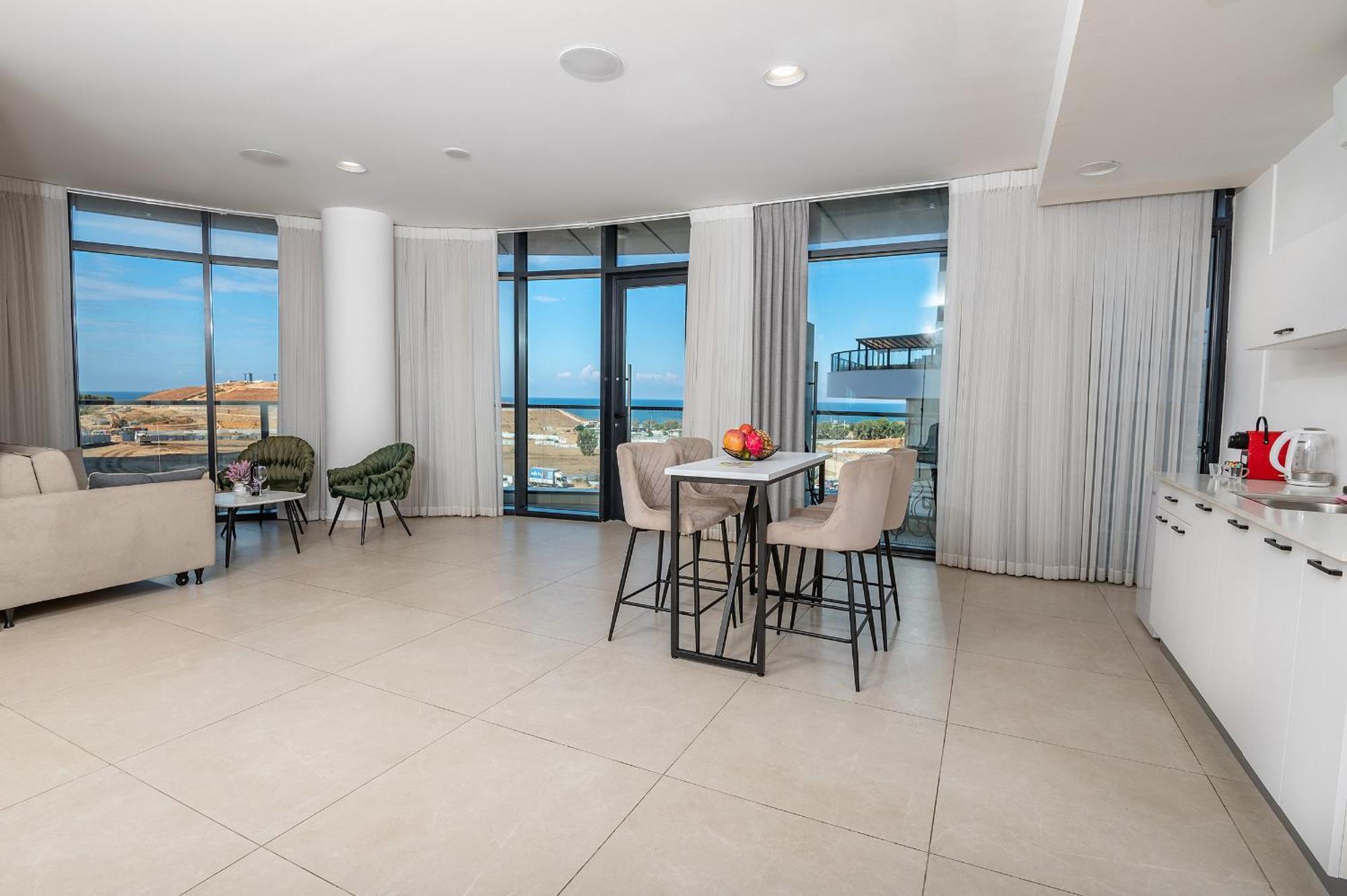 Hi-Yam Seaview Apartments & Suites - יש ממ"ד Bat Yam Room photo