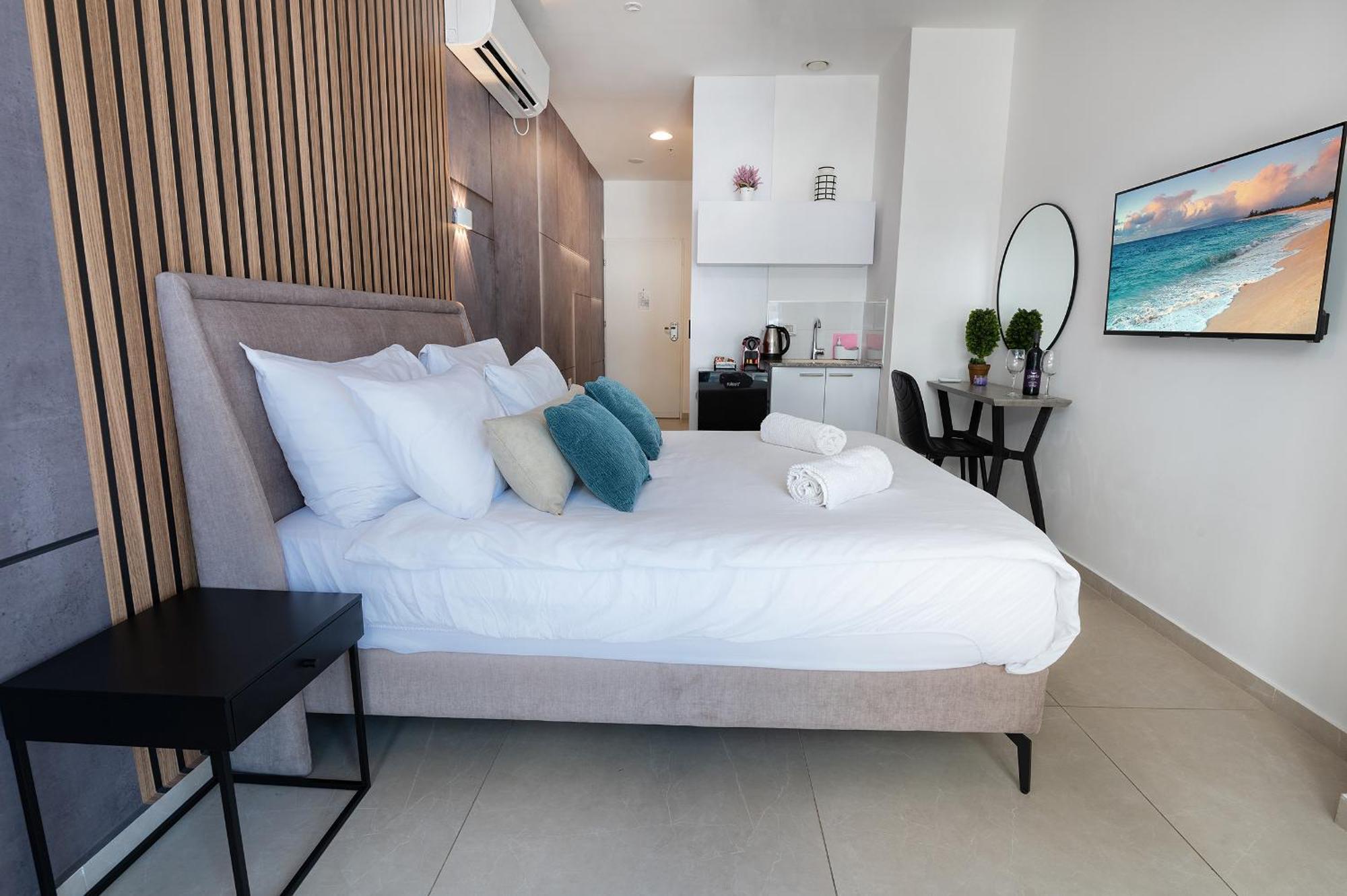 Hi-Yam Seaview Apartments & Suites - יש ממ"ד Bat Yam Room photo