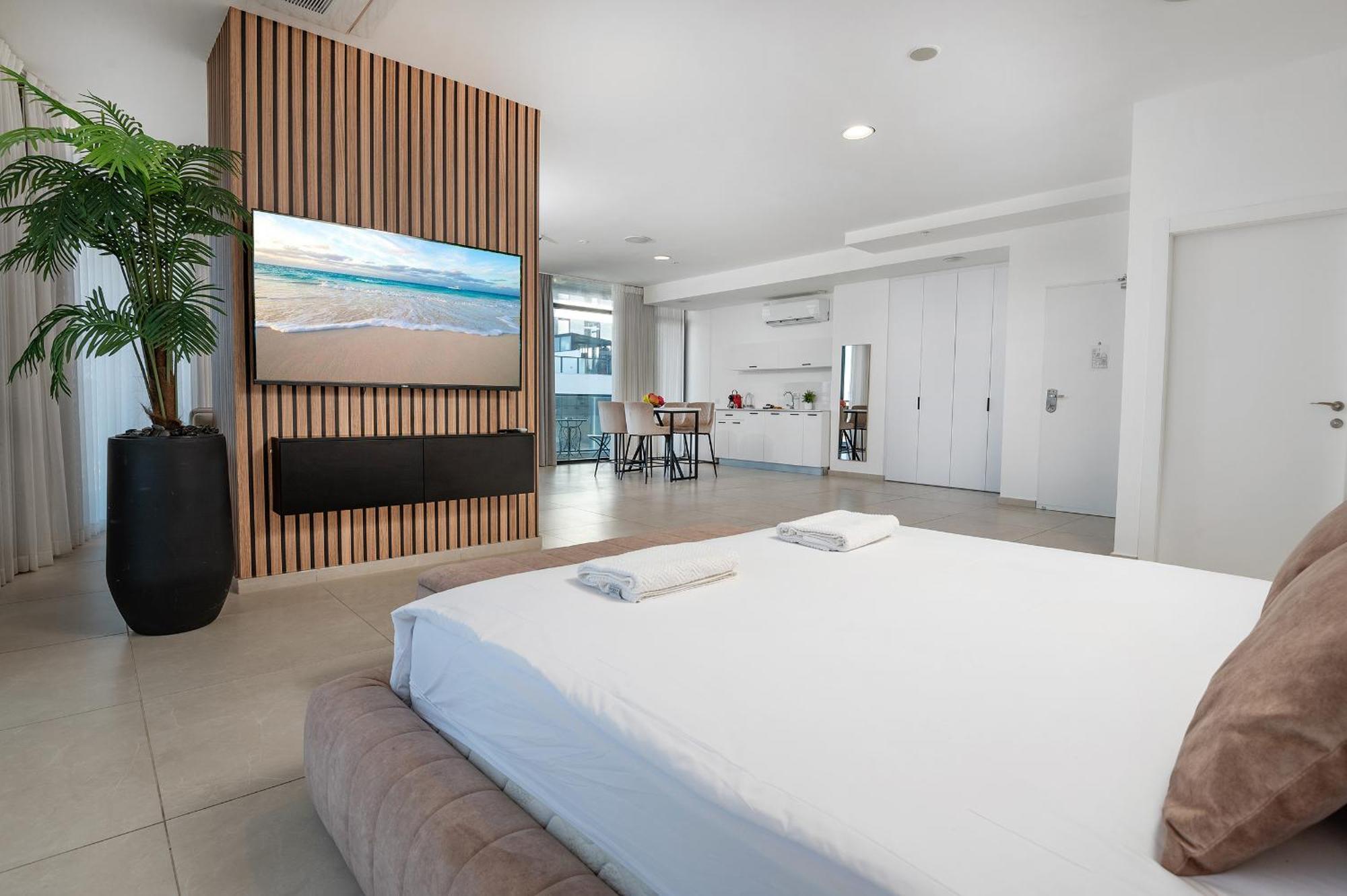 Hi-Yam Seaview Apartments & Suites - יש ממ"ד Bat Yam Room photo
