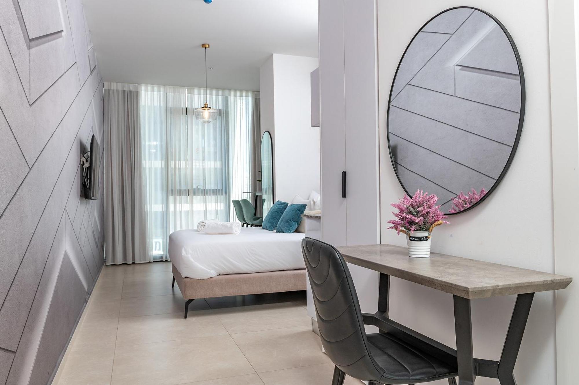 Hi-Yam Seaview Apartments & Suites - יש ממ"ד Bat Yam Room photo